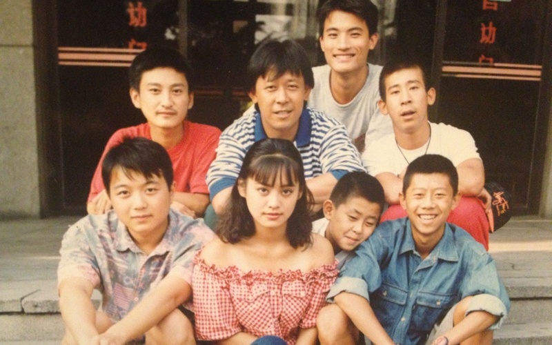 《阳光灿烂的日子》剧组导演姜文与主要演员合影