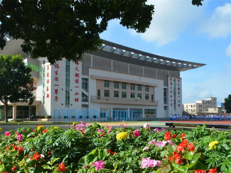 高州市潘州中学2022年招收高一学费10000元每学期