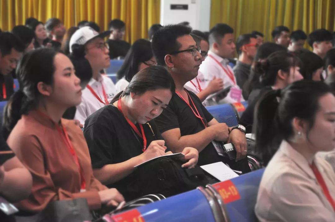 著名教育家李取煌校长到广州多芬艺术学校举办“学校精细化管理”课题讲座