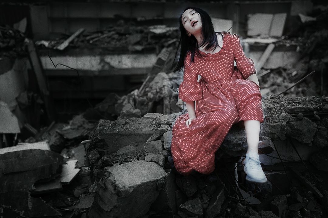 表演专业朗诵诗歌练习素材《孩子快抓紧妈妈的手》