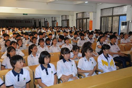 广州市教育局关于2020年中小学暑假时间安排的通知，2020年中小学春季学期于7月21日结束，于7月22日起放暑假，幼儿园参照执行